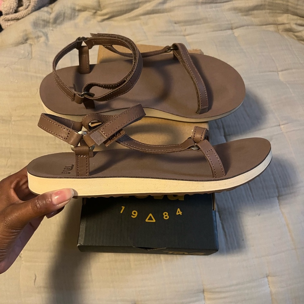 Women's Original Universal Slim Leather Sandals. Size 9.